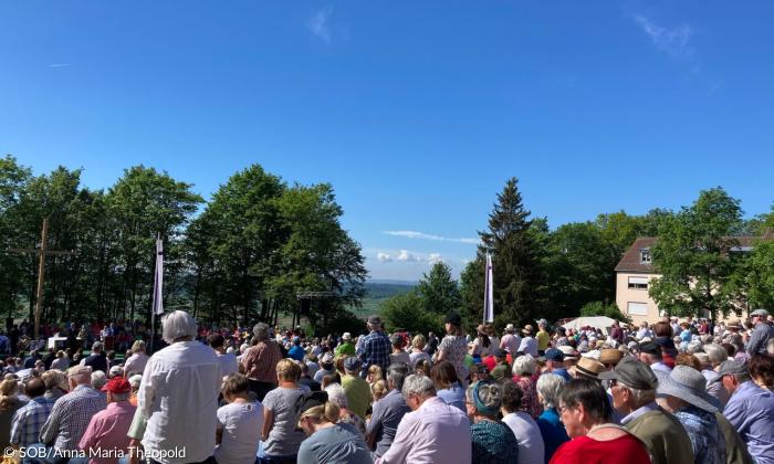 Viele Menschen unter einem blauen Himmel