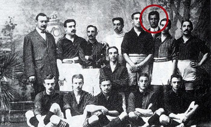 Der FC Barcelona im Jahr 1910 mit den Protestanten Hans "Joan" Gamper und Otto Helmuth Gmelin (rot markiert).