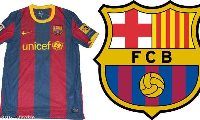 Trikot (2010/11) und Wappen des FC Barcelona.