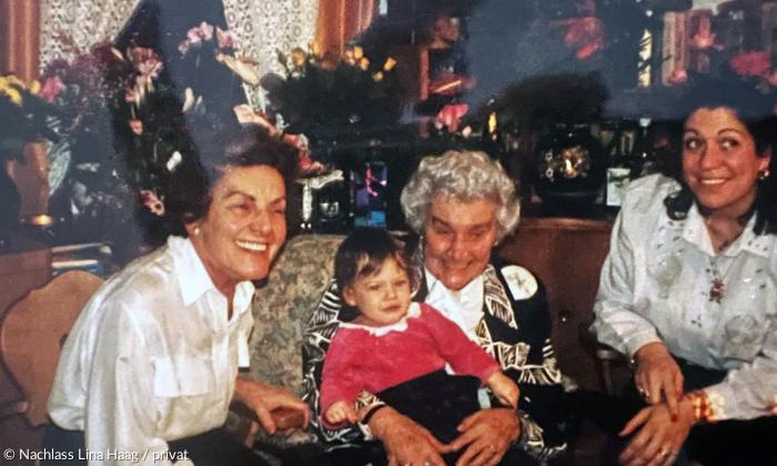  Lina Haag 1992 an ihrem 85. Geburtstag. Links Tochter Eva-Käte Doenges, rechts Enkelin Susanne Seßler, Urenkelin Franzi Seßler auf dem Schoß von Lina Haag.