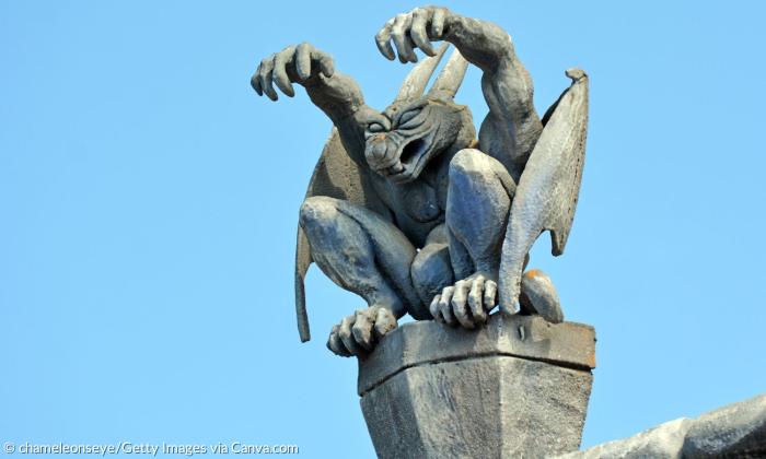 Eine Steinfigur mit Hörnern und Flügeln