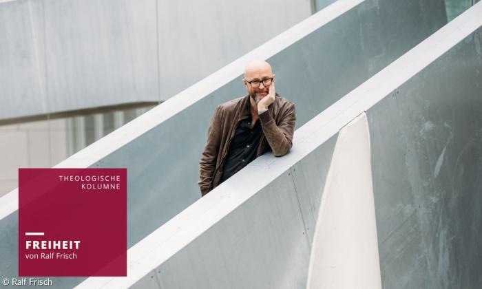 Ein Mann steht auf einer Treppe und stützt sich aufs Geländer