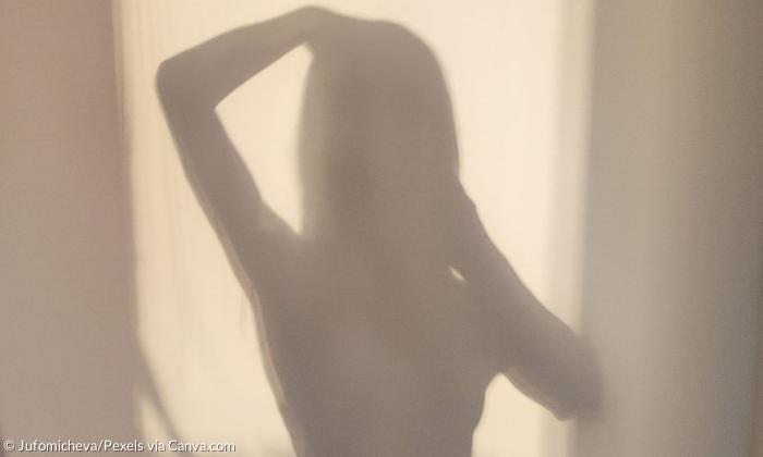 Der Schatten einer Person an einer Wand