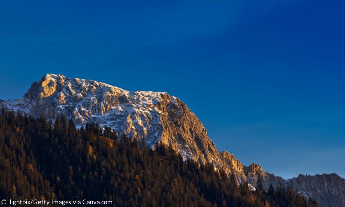 Sonnenlicht fällt auf einen Berg