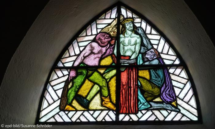 Ein Buntglasfenster in der evangelischen Kreuzkirche Oberammergau zeigt deutliche antisemitische Merkmale.