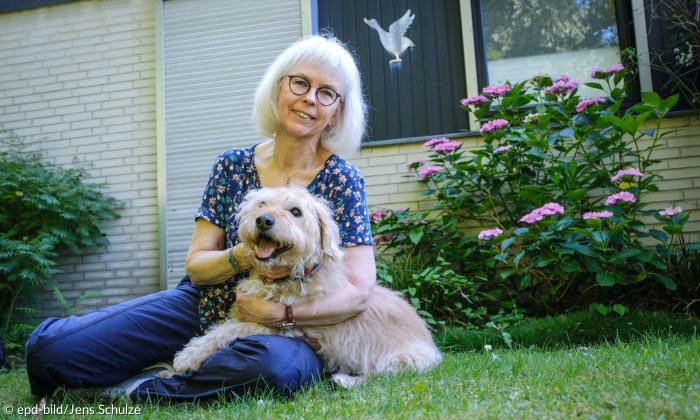 Anngret Neuwirth mit ihrem Hund Teddy. 
