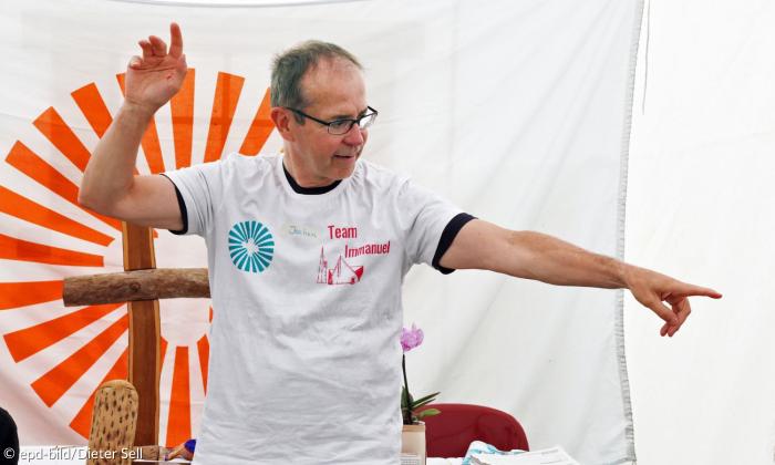Pastor Jochen Löber von "Kirche unterwegs" auf dem Campingplatz in Otterndorf