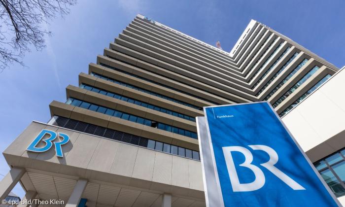 Ein Hochhaus, an dem zweimal der Schriftzug "BR" zu sehen ist