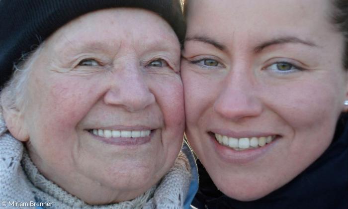 Sterbebegleiterin Miriam Brenner mit ihrer inzwischen verstorbenen Großmutter
