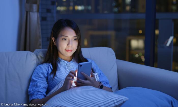 Eine Frau mit einem Smartphone in der Hand