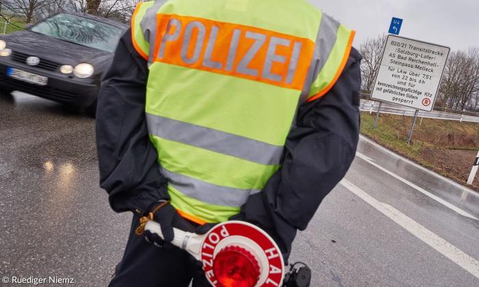 Beamte des Bundesgrenzschutzes kontrollieren Fahrzeuge am Grenzübergang bei Bad Reichenhall auf der Autobahn Salzburg/München