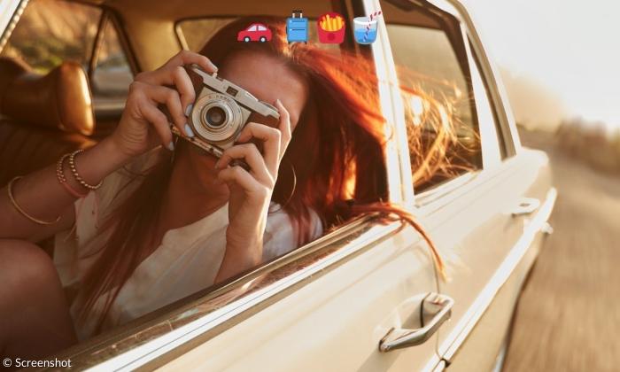 Eine Frau fotografiert aus einem Autofenster, mit Emojis