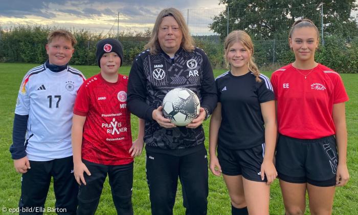 Nachwuchsspieler mit Trainer Alexander Ramsch bei einer Kopfball-Übung