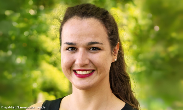 Pfarrerin Nina Meyer zum Felde lächelt in die Kamera