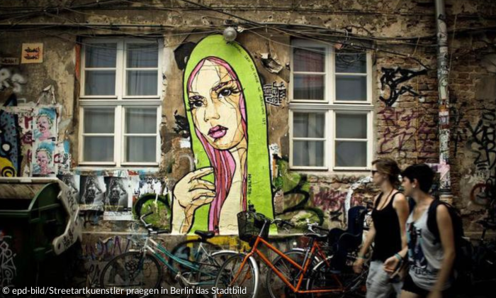 Graffiti einer jungen Frau mit grünem Hoody