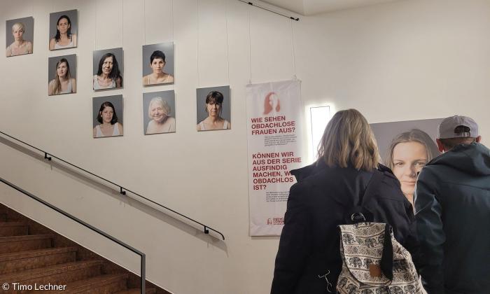 Portraits im Treppenaufgang zum Augustanasaal