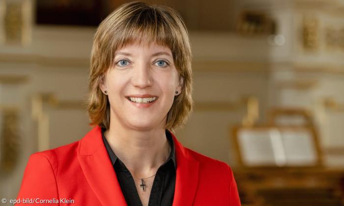 Eine Frau im roten Blazer
