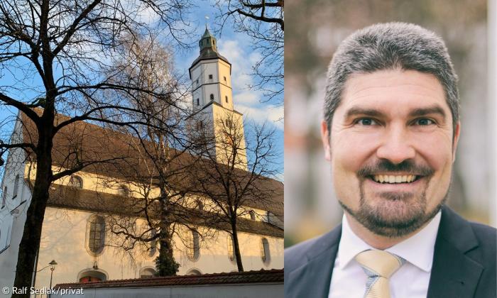 Eine Kirche und ein Mann mit grauen, kurzen Haaren in Anzug und Krawatte