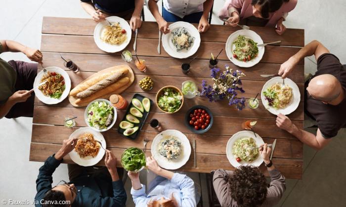 Menschen sitzen an einem Tisch und Essen