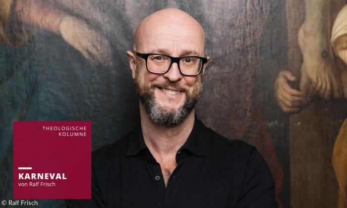 Ein Mann mit Brille vor einem Gemälde