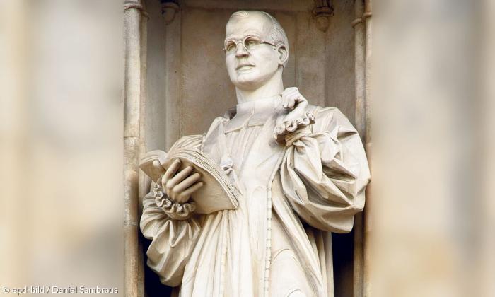 Statue Dietrich Bonhoeffers an der Westfront der Westminster Abbey