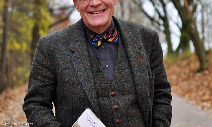 Der literarische Spaziergänger Dirk Heißerer mit seinem Zaubergarten-Buch. 