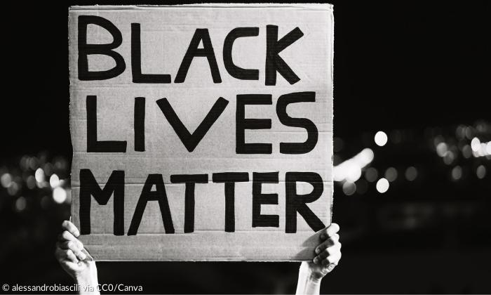 Ein Schild mit der Aufschrift "Black Lives Matter" wird hochgehalten