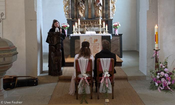 Pfarrerin Annika Kringel bei "einfach heiraten" mit einem glücklichen Hochzeitspaar