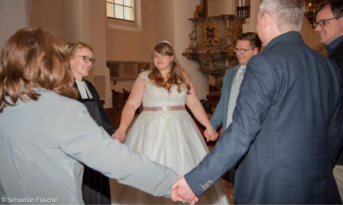 Ein Hochzeitspaar ließ sich in Weiden bei "einfach heiraten" trauen.