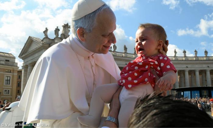 Papst Leo XIV. segnet im Rahmen seiner Amtseinführung ein Baby