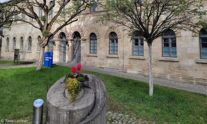 Vor dem Verwaltungsgebäude der ehemaligen »Kreisirrenanstalt«, heute Kaufmännische Direktion des Uni-Klinikums Erlangen, steht ein Gedenkstein für die von den Nazis Ermordeten der »Hupfla«.