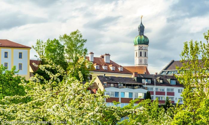 Ein Kirchturm, darum herum Häuser