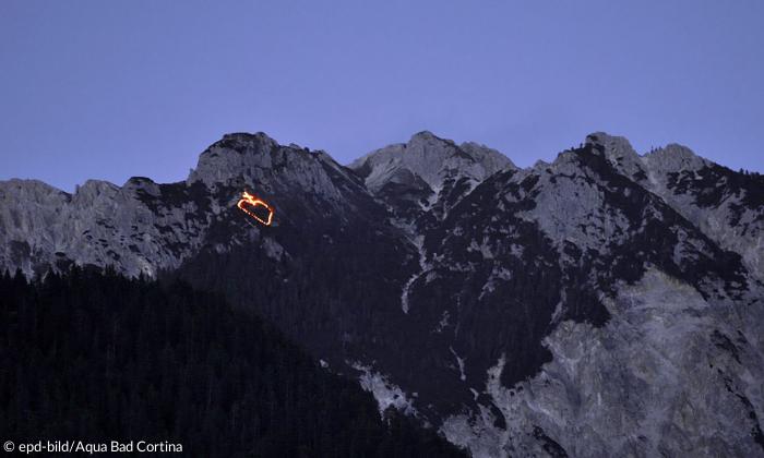 Ein Feuer auf einem Bergkamm, in der Form eines Herzens