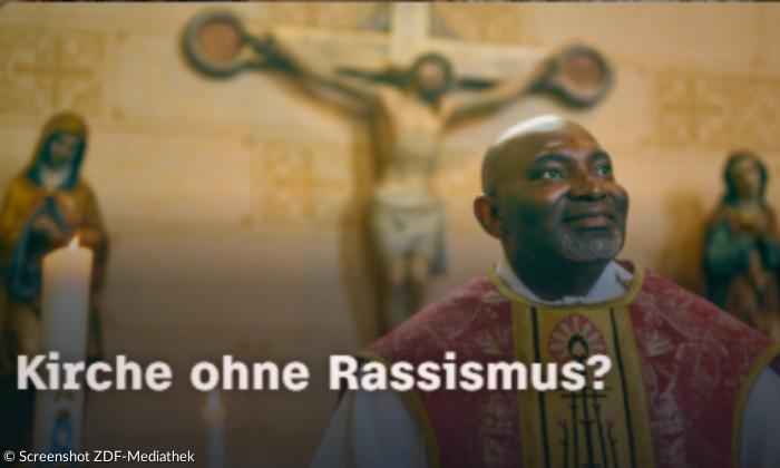 Ein schwarzer Priester vor einem Kruzifix