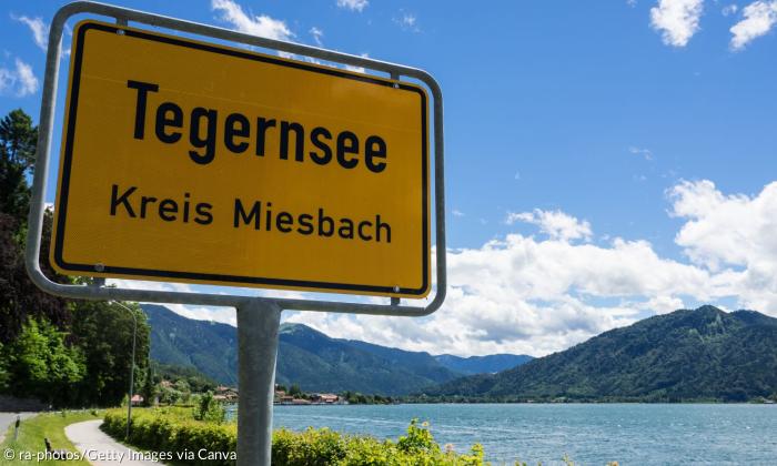 Ein Ortsschild, auf dem "Tegernsee. Kreis Miesbach" steht