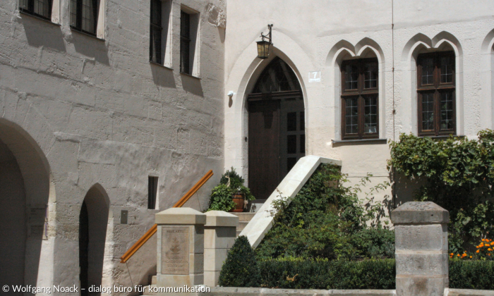 Das Religionspädagogische Zentrum Heilsbronn Eingang alte Mauer Kloster