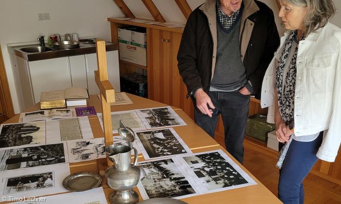 Der ehemalige Kirchenvorsteher und Kirchenpfleger Fred Hahn mit Manfred Seitz´Tochter Ute vor einer Reihe an Erinnerungsstücken aus der Gnadenkirche Wiesentheid.