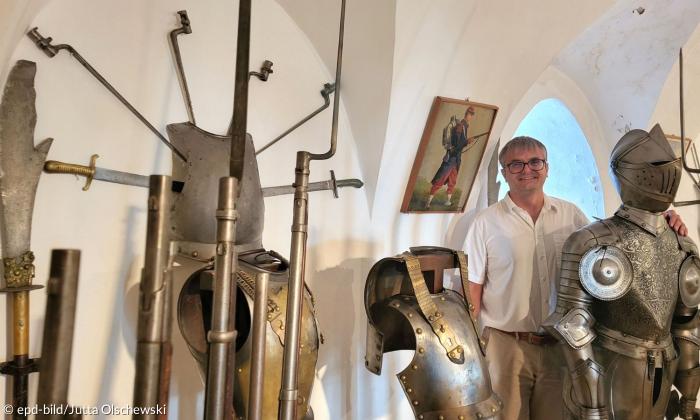Ein Mann mit Ritterrüstungen
