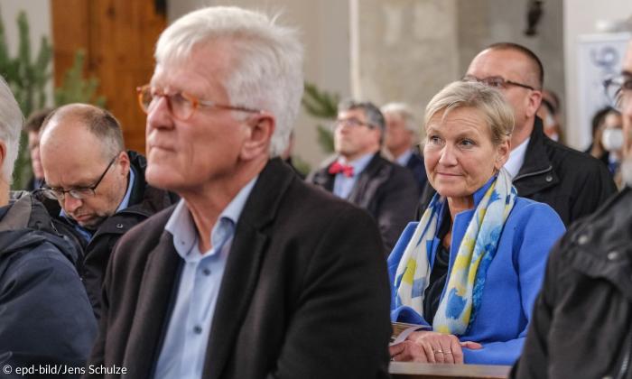 Menschen sitzen in einer Kirche
