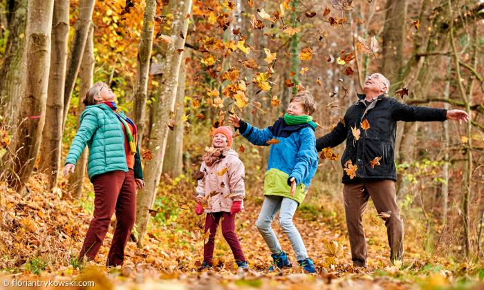 Menschen im Herbst im Wald