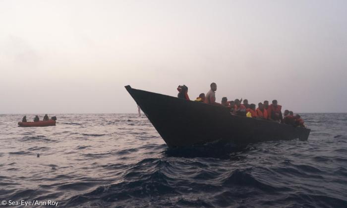 Boote auf dem Meer mit Menschen darin