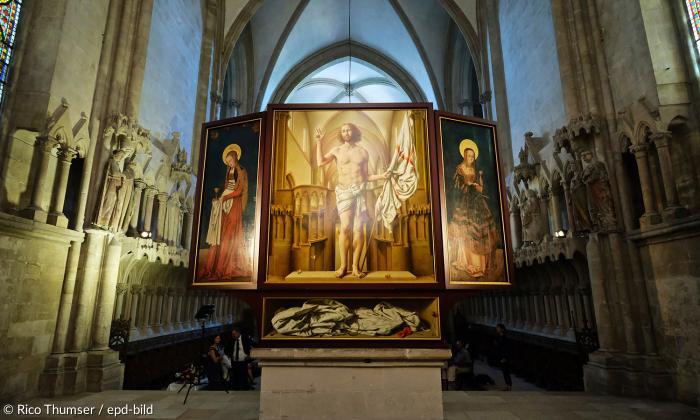 Rückseite des Naumburger Triegel-Cranach-Altars: der auferstandene Christus vor dem Hintergrund von Westchor und Lettner im Naumburger Dom.