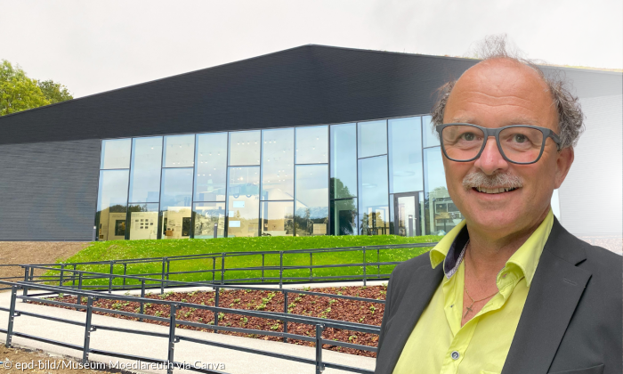Museum Mödlareuth im Hintergrund mit Porträt vom Museumsleiter Robert Lebegern 