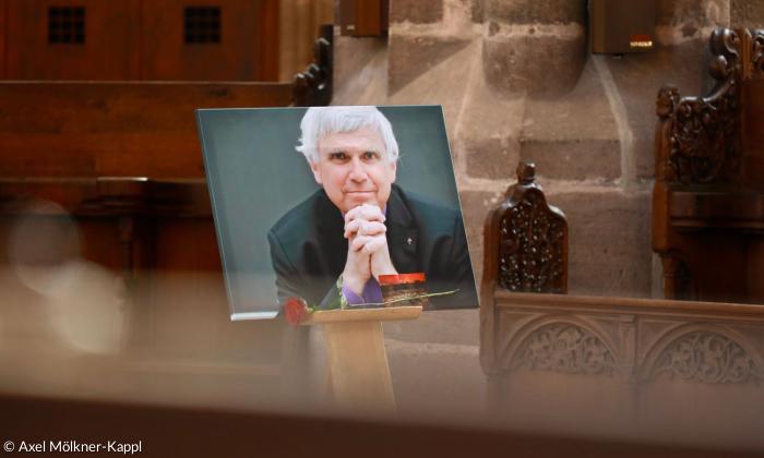 Ein Bild von einem Mann steht in einer Kirche