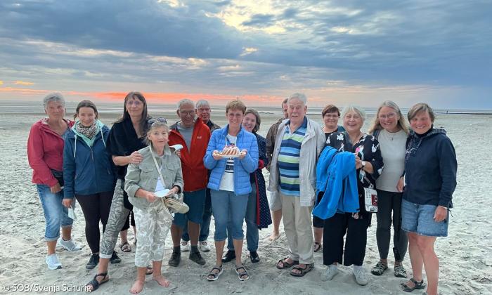 Menschen stehen am Strand