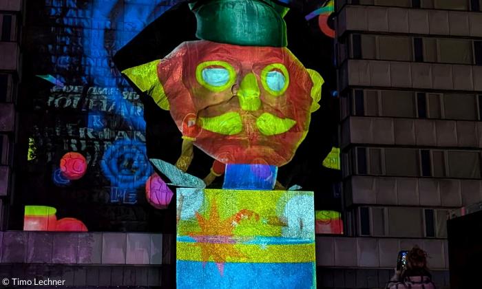 Die Karl-Marx-Statue wurde während eines Lichtfestivals verziert.