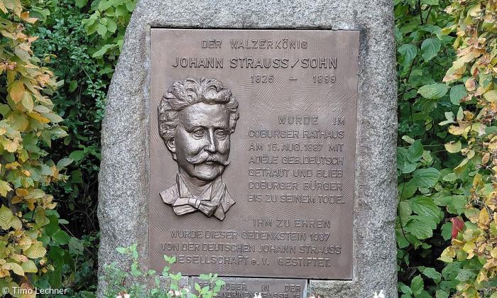 Gedenkstein für Johann Strauss im Coburger Rosengarten.