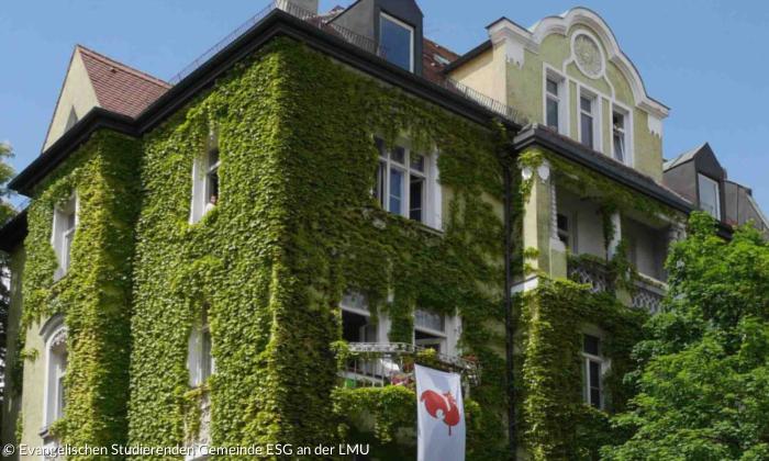 Ein grün bewachsenes Haus