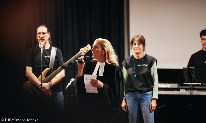 Stephanie Mages, Beauftragte der ELKB für Kirche und Sport, steht vor einer Gruppe Jugendlicher und spricht zu ihnen.