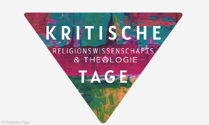 Logo Kritische Tage in einem pink grünen Dreieck als Hintergrund